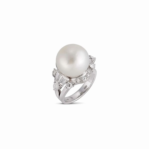 ANELLO CON PERLA SOUTH SEA E DIAMANTI  - Asta GIOIELLI - Associazione Nazionale - Case d'Asta italiane