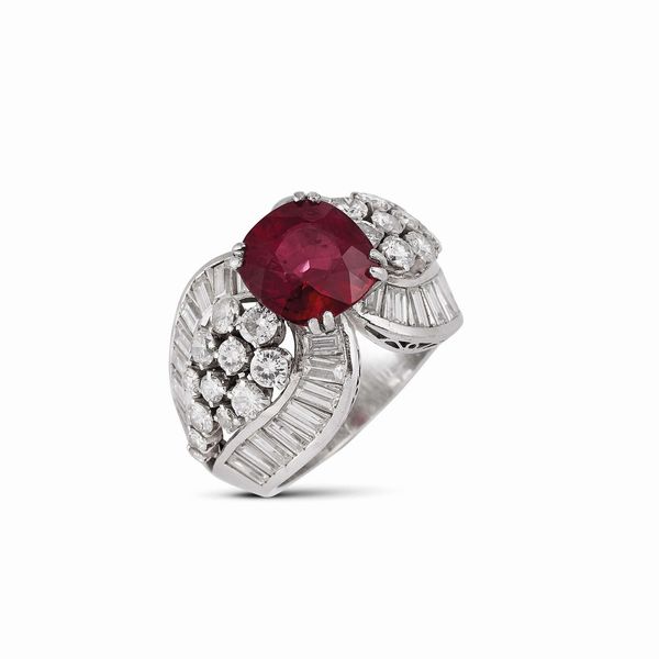 ANELLO CON RUBINO E DIAMANTI  - Asta GIOIELLI - Associazione Nazionale - Case d'Asta italiane