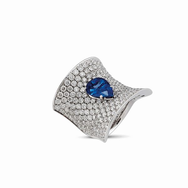 ANELLO AD AMPIA FASCIA CON ZAFFIRO E DIAMANTI  - Asta GIOIELLI - Associazione Nazionale - Case d'Asta italiane