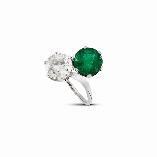 ANELLO CONTRARIE CON SMERALDO E DIAMANTE  - Asta GIOIELLI - Associazione Nazionale - Case d'Asta italiane