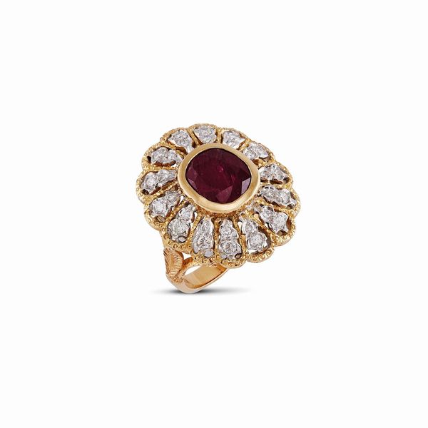 ANELLO A FORMA DI FIORE CON RUBINO E DIAMANTI  - Asta GIOIELLI - Associazione Nazionale - Case d'Asta italiane