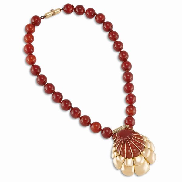 MARTINELLI COLLANA CON PENDENTE A FORMA DI CONCHIGLIA  - Asta GIOIELLI - Associazione Nazionale - Case d'Asta italiane