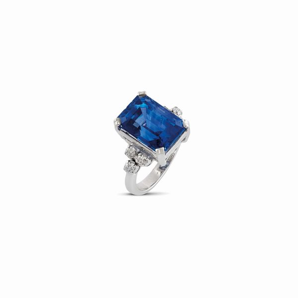 ANELLO CON ZAFFIRO CEYLON E DIAMANTI  - Asta GIOIELLI - Associazione Nazionale - Case d'Asta italiane
