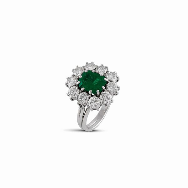 ANELLO A MARGHERITA CON SMERALDO E DIAMANTI  - Asta GIOIELLI - Associazione Nazionale - Case d'Asta italiane