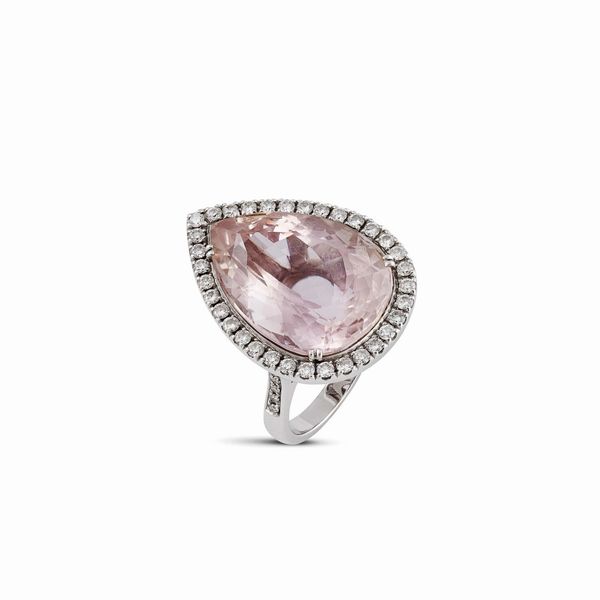 ANELLO A FORMA DI GOCCIA CON KUNZITE E DIAMANTI  - Asta GIOIELLI - Associazione Nazionale - Case d'Asta italiane