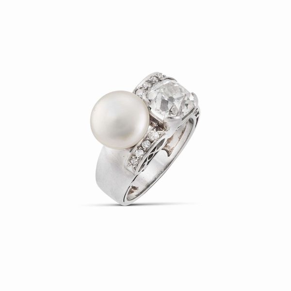ANELLO A FASCIA CON PERLA NATURALE E DIAMANTI  - Asta GIOIELLI - Associazione Nazionale - Case d'Asta italiane