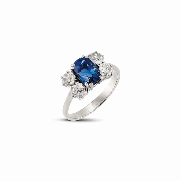 ANELLO CON ZAFFIRO CEYLON E DIAMANTI  - Asta GIOIELLI - Associazione Nazionale - Case d'Asta italiane