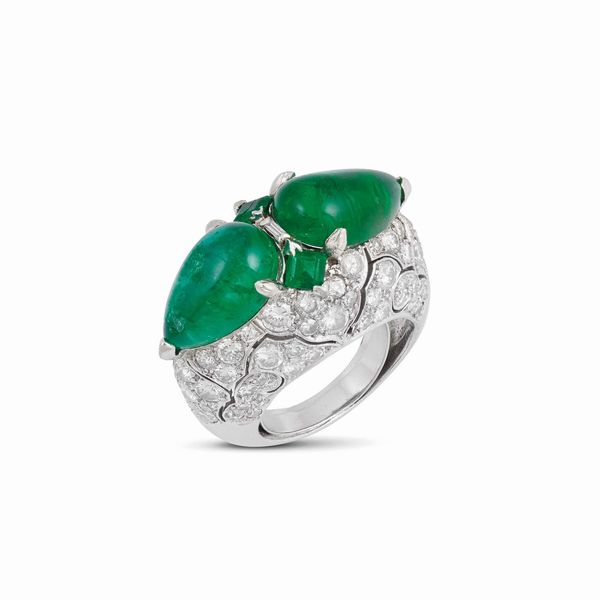 ANELLO A CUPOLA CON SMERALDI E DIAMANTI  - Asta GIOIELLI - Associazione Nazionale - Case d'Asta italiane