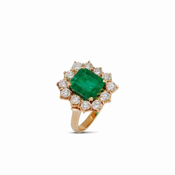 ANELLO A MARGHERITA CON SMERALDO E DIAMANTI  - Asta GIOIELLI - Associazione Nazionale - Case d'Asta italiane