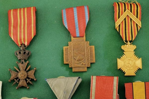 Teca con dieci decorazioni  - Asta Rare Armi Antiche e Militaria da Tutto il Mondo - Associazione Nazionale - Case d'Asta italiane