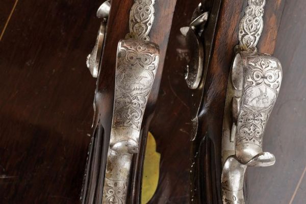 Bella coppia di pistole a luminello da duello di Gastinne Renette, in cassetta  - Asta Rare Armi Antiche e Militaria da Tutto il Mondo - Associazione Nazionale - Case d'Asta italiane