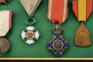 Teca con dieci decorazioni  - Asta Rare Armi Antiche e Militaria da Tutto il Mondo - Associazione Nazionale - Case d'Asta italiane