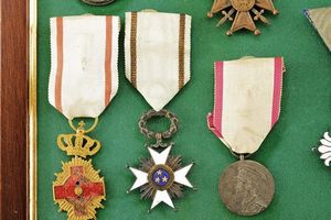 Teca con dieci decorazioni  - Asta Rare Armi Antiche e Militaria da Tutto il Mondo - Associazione Nazionale - Case d'Asta italiane