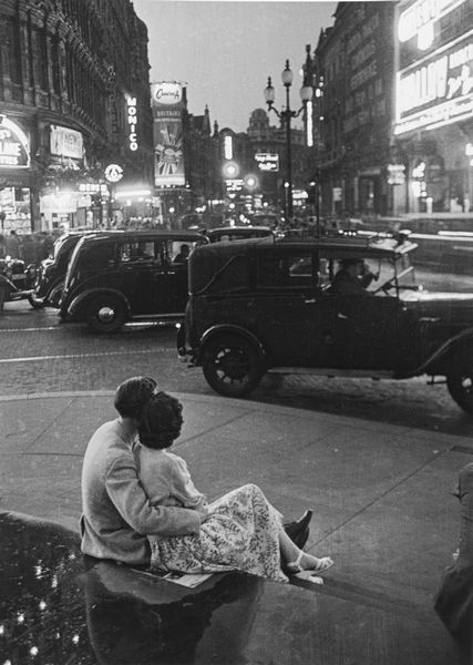 Thurston Hopkins : On the steps of Eros. Piccadilly Circus  - Asta Fotografia: Under 1K - Associazione Nazionale - Case d'Asta italiane