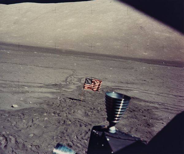 NASA : Apollo 17 View of United States flag on Moon  - Asta Fotografia: Under 1K - Associazione Nazionale - Case d'Asta italiane