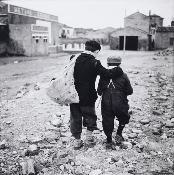 Enrico Pasquali : Senza titolo (Bambini, periferia di Comacchio)  - Asta Fotografia: Under 1K - Associazione Nazionale - Case d'Asta italiane