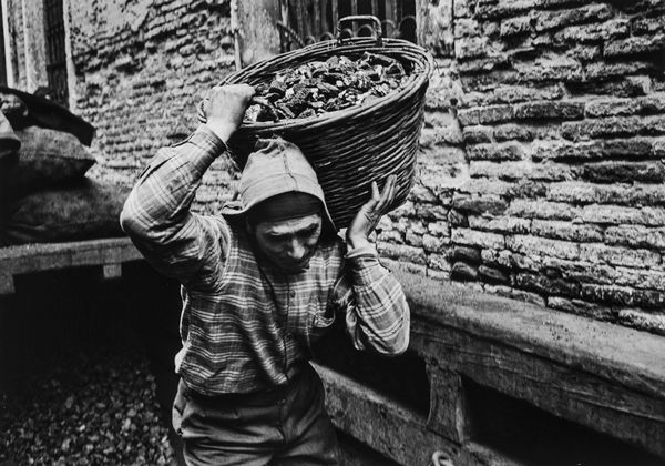 FULVIO ROITER : El Carboner, fornitore di carbone per il riscaldamento, in Rio Marin  - Asta Fotografia: Under 1K - Associazione Nazionale - Case d'Asta italiane