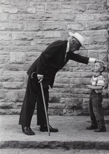 Tony Vaccaro : Frank LLoyd Wright caressing a child  - Asta Fotografia: Under 1K - Associazione Nazionale - Case d'Asta italiane