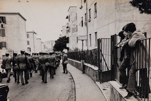 Tano D'Amico : Senza titolo (La polizia a Primavalle, Roma)  - Asta Fotografia: Under 1K - Associazione Nazionale - Case d'Asta italiane