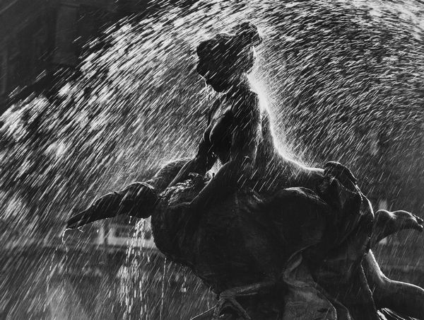 Mario de Biasi : Senza titolo (Fontana delle Naiadi, Roma)  - Asta Fotografia: Under 1K - Associazione Nazionale - Case d'Asta italiane