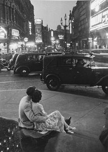 Thurston Hopkins - On the steps of Eros. Piccadilly Circus