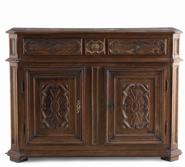 Credenza piemontese barocchetto a due ante in legno intagliato. XIX-XX secolo  - Asta Antiquariato - Associazione Nazionale - Case d'Asta italiane