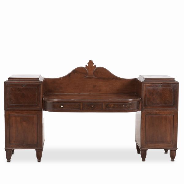 Credenza lastronata in piuma di mogano, tre cassetti e sportelli sul fronte, XX secolo  - Asta Antiquariato - Associazione Nazionale - Case d'Asta italiane