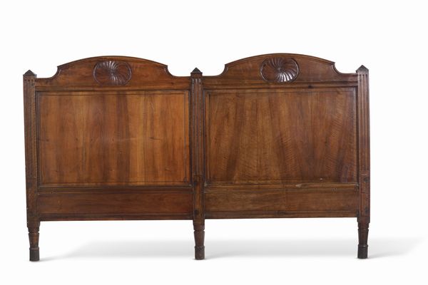 Testiera da letto matrimoniale in legno intagliato  - Asta Antiquariato - Associazione Nazionale - Case d'Asta italiane