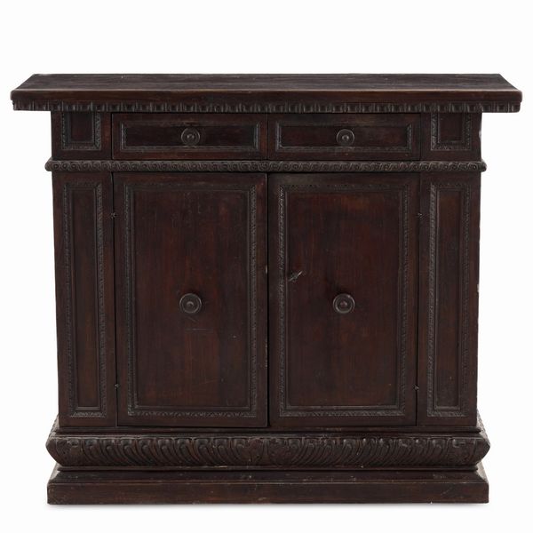 Credenza in noce di gusto Luigi XIII. XVIII-XIX secolo  - Asta Antiquariato - Associazione Nazionale - Case d'Asta italiane