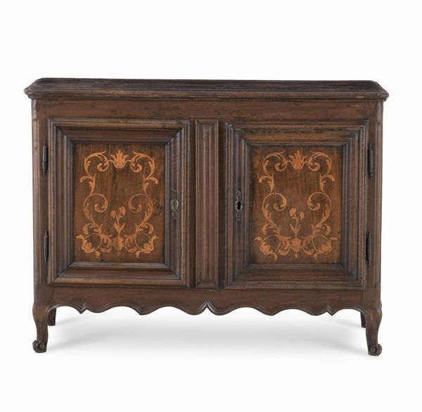 Credenza a due ante intarsiate. XX secolo  - Asta Antiquariato - Associazione Nazionale - Case d'Asta italiane