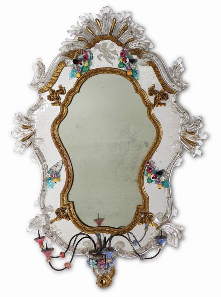 Specchiera in vetro di Murano con applicazioni di fiori policromi. XX secolo  - Asta Antiquariato - Associazione Nazionale - Case d'Asta italiane