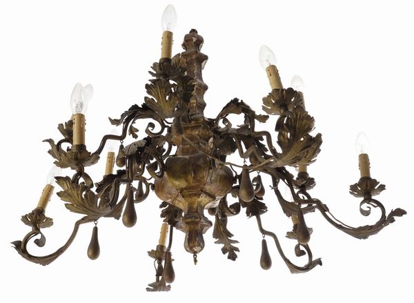 Lampadario a 12 luci in metallo dorato. XIX secolo  - Asta Antiquariato - Associazione Nazionale - Case d'Asta italiane