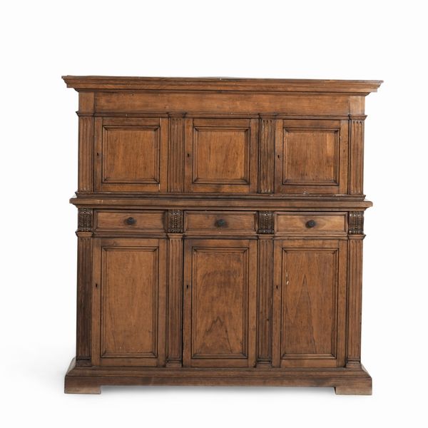 Credenza doppio corpo in legno con montanti intagliati. XX secolo  - Asta Antiquariato - Associazione Nazionale - Case d'Asta italiane