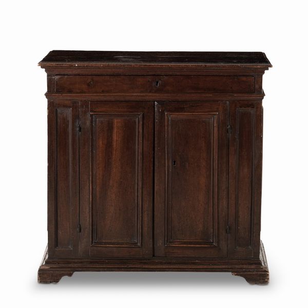 Credenza in legno a due ante pannelalte. XVIII secolo  - Asta Antiquariato - Associazione Nazionale - Case d'Asta italiane