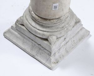 Lapicida rinascimentale, Italia o Francia, XV secolo Colonna con capitello stemmato  - Asta Scultura e Oggetti d'Arte - Associazione Nazionale - Case d'Asta italiane