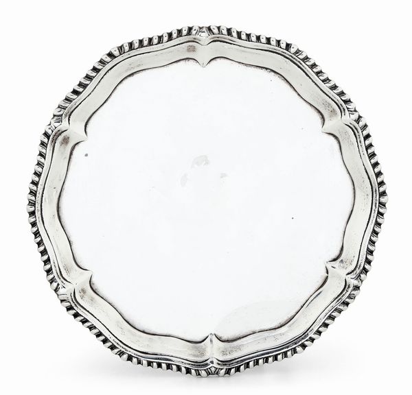 Salver. Londra, periodo Giorgio III, 1764, maestro argentiere Ebenezer Coker  - Asta Argenti da Collezione | XX secolo - Associazione Nazionale - Case d'Asta italiane