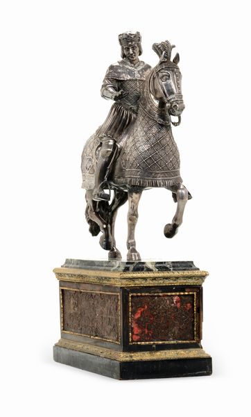 Importante scultura equestre in argento fuso e cesellato raffigurante Re Luigi IX. Arte francese o italiana del XIX secolo. Apparentemente privo di punzonatura  - Asta Argenti da Collezione | XX secolo - Associazione Nazionale - Case d'Asta italiane