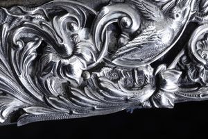 Specchiera con cornice in argento sbalzato e traforato. Londra 1894, argentiere William Richard Corke o William Comyns & sons  - Asta Argenti da Collezione | XX secolo - Associazione Nazionale - Case d'Asta italiane