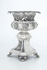 Vaso centrotavola. Marchi di Birmingham probabilmente non pertinenti. Manifattura europea (Hanau?) del XIX-XX secolo  - Asta Argenti da Collezione | XX secolo - Associazione Nazionale - Case d'Asta italiane