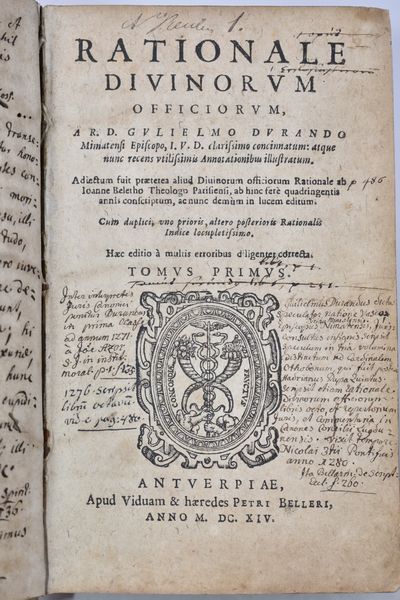 Durand, Guillaume (Guglielmo Durando) RATIONALE DIUINORUM OFFICIORUM, A R.D. GULIELMO DURANDO MIMATENSI EPISCOPO, I.V.D. CLARISSIMO CONCINNATUM: ATQUE NUNC RECENS VTILISSIMIS ANNOTATIONIBUS ILLUSTRATUM. ADIECTUM FUIT PRAETEREA ALIUD DIUINORUM OFFICIORUM RATIONALE AB IOANNE BELETHO THEOLOGO PARISIENSI, ... HAEC EDITIO A MULTIS ERRORIBUS DILIGENTER CORRECTA.TOMUS PRIMUS & SECUNDUS. Antverpiae, 1614, apud Viduam & haeredes Petri Belleri.  - Asta Libri Rari & Manoscritti del XVI Secolo - Associazione Nazionale - Case d'Asta italiane