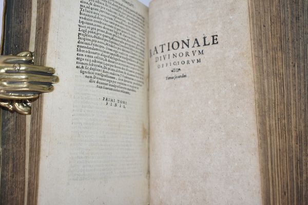 Durand, Guillaume (Guglielmo Durando) RATIONALE DIUINORUM OFFICIORUM, A R.D. GULIELMO DURANDO MIMATENSI EPISCOPO, I.V.D. CLARISSIMO CONCINNATUM: ATQUE NUNC RECENS VTILISSIMIS ANNOTATIONIBUS ILLUSTRATUM. ADIECTUM FUIT PRAETEREA ALIUD DIUINORUM OFFICIORUM RATIONALE AB IOANNE BELETHO THEOLOGO PARISIENSI, ... HAEC EDITIO A MULTIS ERRORIBUS DILIGENTER CORRECTA.TOMUS PRIMUS & SECUNDUS. Antverpiae, 1614, apud Viduam & haeredes Petri Belleri.  - Asta Libri Rari & Manoscritti del XVI Secolo - Associazione Nazionale - Case d'Asta italiane