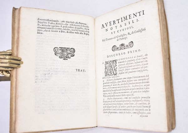 Filippe, Bartholomaeu / Valentino, Giulio Cesare : TRATTATO DEL CONSEGLIO, ET DE' CONSEGLIERI DE' PRENCIPI, VTILISSIMO PER SAPER REGGERE FELICEMENTE STATI, & QUAL SI VOGLIA DOMINIO, PER ILLUSTRARE LA PATRIA, & FAR NOBILE, & DEGNA OGNI ATTIONE HUMANA... In Venetia, 1599, appresso la Compagnia minima.  - Asta Libri Rari & Manoscritti del XVI Secolo - Associazione Nazionale - Case d'Asta italiane