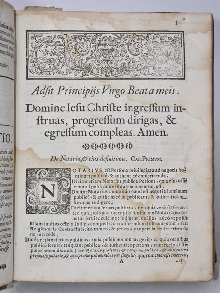 Soliani, Domenico Maria DOMINICI MARIÆ SOLIANI ... ARCHETYPUS INSTRUMENTORUM PRO NOVELLIS NOTARIIS. IN HAC TERTIA IMPRESSIONE (MUTINENSI VERÒ SECUNDA) MULTIS CAUTELIS, CLAUSULIS LEGALIBUS, & ALIIS ADDITIONIBUS AUCTUS. Mutinæ, 1706, ex typographia Bartholomæi Soliani.  - Asta Libri Rari & Manoscritti del XVI Secolo - Associazione Nazionale - Case d'Asta italiane