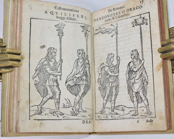 Du Choul, Guillaume : DISCORSO DEL S. GUGLIELMO CHOUL GENTILHUOMO LIONESE, CONSIGLIERO DEL RE, & PRESIDENTE DELLE MONTAGNE DEL DELFINATO SOPRA LA CASTRAMETATIONE, & BAGNI ANTICHI DE I GRECI, & ROMANI. CON L'AGGIUNTA DELLA FIGURA DEL CAMPO ROMANO. ET VNA INFORMATIONE DELLA MILITIA TURCHESCA, & DE GLI HABITI DE SOLDATI TURCHI, SCRITTA DA M. FRANCESCO SANSOUINO. In Vinegia, 1582, presso Altobello Salicato.  - Asta Libri Rari & Manoscritti del XVI Secolo - Associazione Nazionale - Case d'Asta italiane