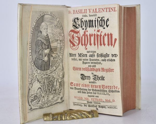 Basilius Valentinus (Basilio Valentino) FR. BASILII VALENTINI, ORDIN, BENEDICT. CHYMISCHE SCHRIFTEN, AUS EINIGEN ALTEN MSTEN AUFS FLEISSIGSTE VERBESSERT, MIT VIELEN TRACTATEN, AUCH ETLICHEN FIGUREN VERMEHRET, UND NEBST EINEM VOLLSTÄNDIGEN REGISTER IN DREY THEILE VERFASSET: SAMT EINER NEUEN VORREDE, VON BEURTHEILUNG DER ALCHYMISTISCHEN SCHRIFTEN UND DEM LEBEN DES BASILII, BEGLEITET VON BENED. NIC. PETRAEO, MED. D. FUNSTE EDITION. Hamburg, 1740, Gottfried Richter.  - Asta Libri Rari & Manoscritti del XVI Secolo - Associazione Nazionale - Case d'Asta italiane