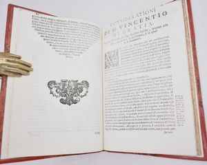 Galilei, Galileo / Colombe, Ludovico delle / Grazia, Vincenzo di CONSIDERATIONI DI M. VINCENTIO DI GRATIA SOPRA IL DISCORSO DEL SIG. GALILEO GALILEI INTORNO ALLE COSE CHE STANNO SÙ L'ACQUA, E CHE IN QUELLA SI MUOUONO. In Bologna, 1655, per gli HH. del Dozza.  - Asta Libri Rari & Manoscritti del XVI Secolo - Associazione Nazionale - Case d'Asta italiane