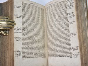 Durand, Guillaume (Guglielmo Durando) RATIONALE DIUINORUM OFFICIORUM, A R.D. GULIELMO DURANDO MIMATENSI EPISCOPO, I.V.D. CLARISSIMO CONCINNATUM: ATQUE NUNC RECENS VTILISSIMIS ANNOTATIONIBUS ILLUSTRATUM. ADIECTUM FUIT PRAETEREA ALIUD DIUINORUM OFFICIORUM RATIONALE AB IOANNE BELETHO THEOLOGO PARISIENSI, ... HAEC EDITIO A MULTIS ERRORIBUS DILIGENTER CORRECTA.TOMUS PRIMUS & SECUNDUS. Antverpiae, 1614, apud Viduam & haeredes Petri Belleri.  - Asta Libri Rari & Manoscritti del XVI Secolo - Associazione Nazionale - Case d'Asta italiane