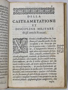 Du Choul, Guillaume : DISCORSO DEL S. GUGLIELMO CHOUL GENTILHUOMO LIONESE, CONSIGLIERO DEL RE, & PRESIDENTE DELLE MONTAGNE DEL DELFINATO SOPRA LA CASTRAMETATIONE, & BAGNI ANTICHI DE I GRECI, & ROMANI. CON L'AGGIUNTA DELLA FIGURA DEL CAMPO ROMANO. ET VNA INFORMATIONE DELLA MILITIA TURCHESCA, & DE GLI HABITI DE SOLDATI TURCHI, SCRITTA DA M. FRANCESCO SANSOUINO. In Vinegia, 1582, presso Altobello Salicato.  - Asta Libri Rari & Manoscritti del XVI Secolo - Associazione Nazionale - Case d'Asta italiane