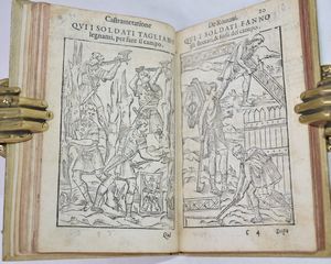 Du Choul, Guillaume : DISCORSO DEL S. GUGLIELMO CHOUL GENTILHUOMO LIONESE, CONSIGLIERO DEL RE, & PRESIDENTE DELLE MONTAGNE DEL DELFINATO SOPRA LA CASTRAMETATIONE, & BAGNI ANTICHI DE I GRECI, & ROMANI. CON L'AGGIUNTA DELLA FIGURA DEL CAMPO ROMANO. ET VNA INFORMATIONE DELLA MILITIA TURCHESCA, & DE GLI HABITI DE SOLDATI TURCHI, SCRITTA DA M. FRANCESCO SANSOUINO. In Vinegia, 1582, presso Altobello Salicato.  - Asta Libri Rari & Manoscritti del XVI Secolo - Associazione Nazionale - Case d'Asta italiane