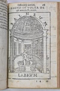 Du Choul, Guillaume : DISCORSO DEL S. GUGLIELMO CHOUL GENTILHUOMO LIONESE, CONSIGLIERO DEL RE, & PRESIDENTE DELLE MONTAGNE DEL DELFINATO SOPRA LA CASTRAMETATIONE, & BAGNI ANTICHI DE I GRECI, & ROMANI. CON L'AGGIUNTA DELLA FIGURA DEL CAMPO ROMANO. ET VNA INFORMATIONE DELLA MILITIA TURCHESCA, & DE GLI HABITI DE SOLDATI TURCHI, SCRITTA DA M. FRANCESCO SANSOUINO. In Vinegia, 1582, presso Altobello Salicato.  - Asta Libri Rari & Manoscritti del XVI Secolo - Associazione Nazionale - Case d'Asta italiane